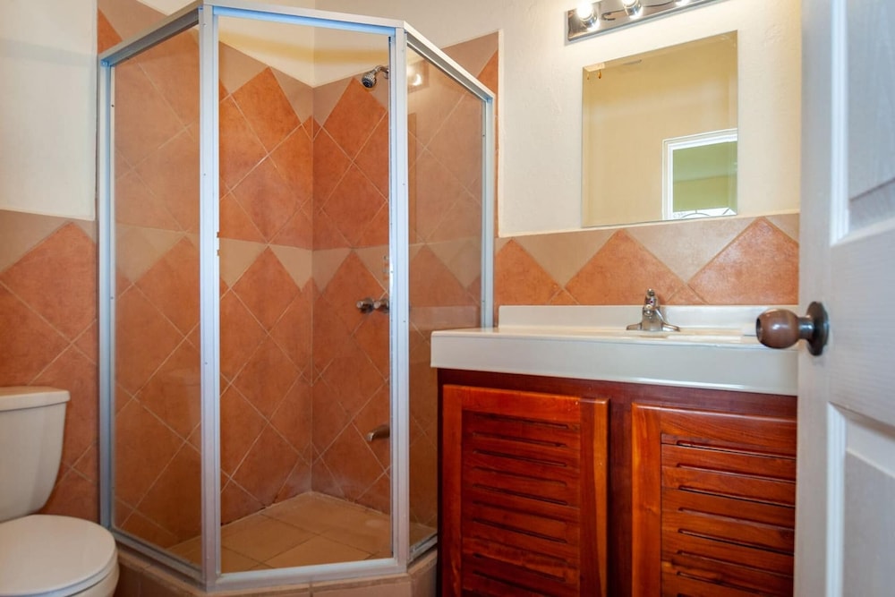 Nicely priced duplex in Surfside with private pool and AC in every room