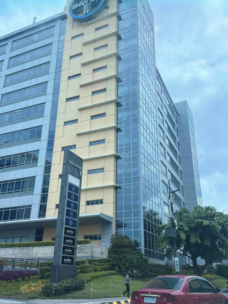 Luxurious Studio in Mckinley Hill With City View