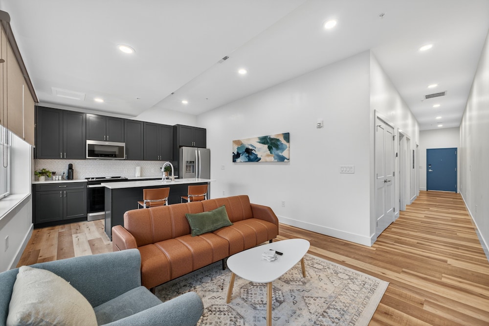Stylish Downtown Unit With Historic Charm 2 Bedroom Apts