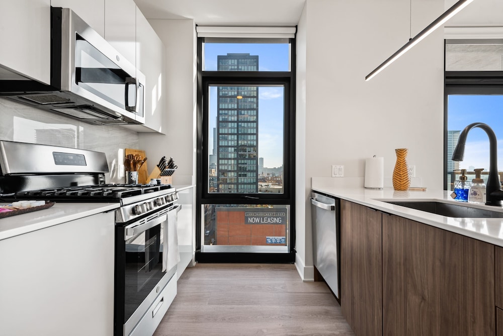 West Loop 3x 2BR Walk to Dining Gym Terrace