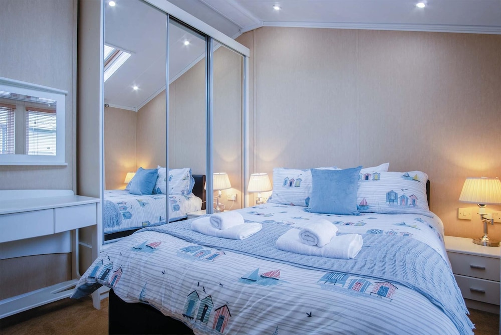 3 Manor Lodge - 2 Bedroom Lodge - Pendine view 2