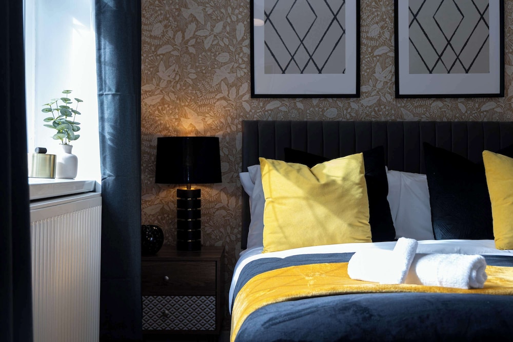 Spacious Apartment Near MCR Airport