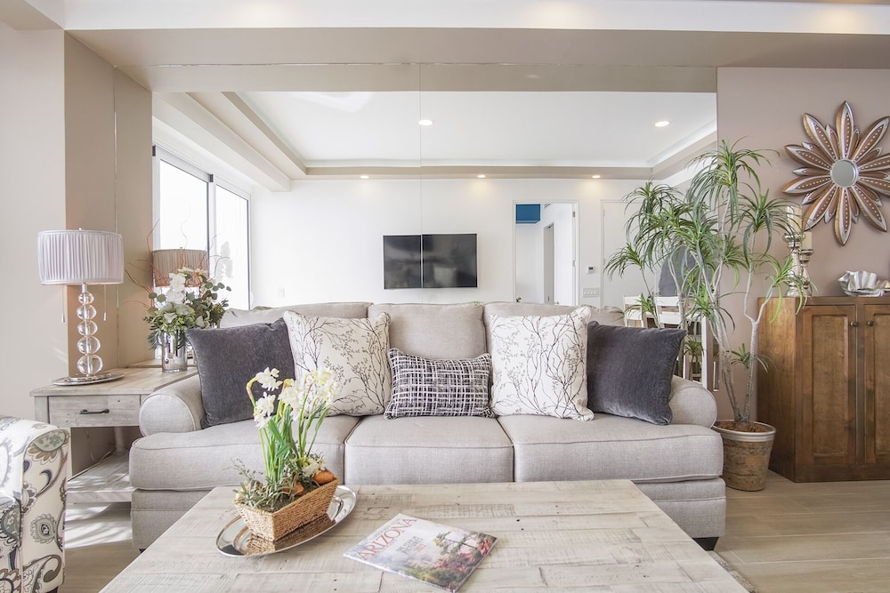Stunning 1 Bedroom Condominium