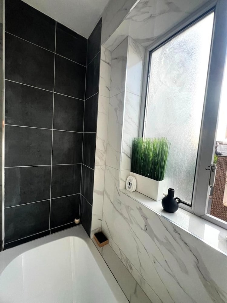 London Luxe Apartment - Spacious & Stylish