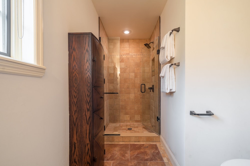 Cortland by Avantstay Charming Heritage Estate w Private Lake Pool