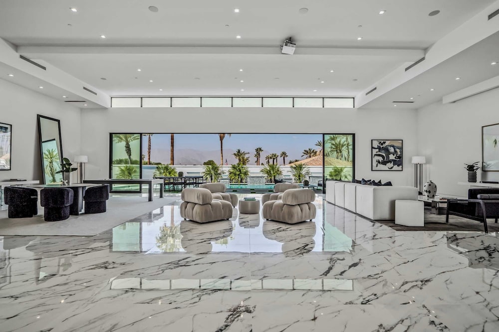Sleeps 31 2 Luxury Villas w/ Pool + Spa, Putting Green Bravo by Avantstay