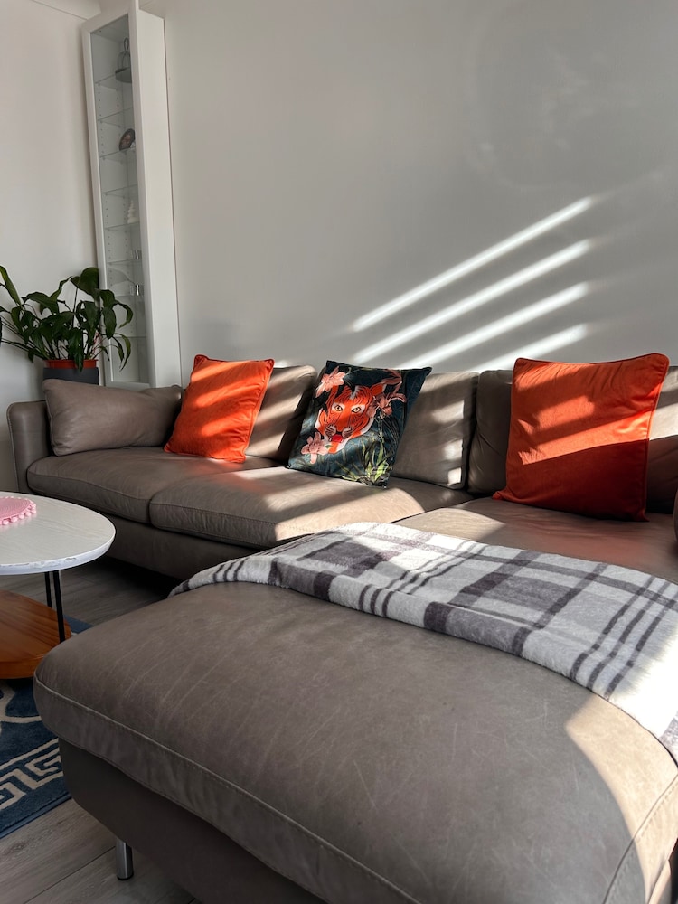 Modern Apartment-sleeps6-parking-seft Check in