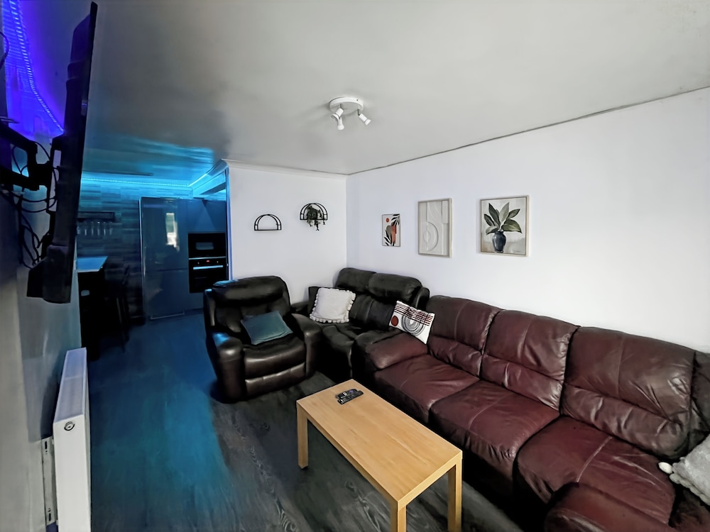 Family Holiday Home With Hot Tub & Sauna Sleeps 8