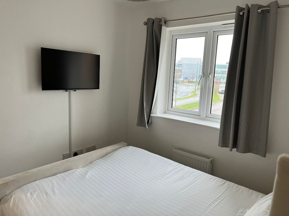 Impeccable 2-bed Apartment in Erith view 2