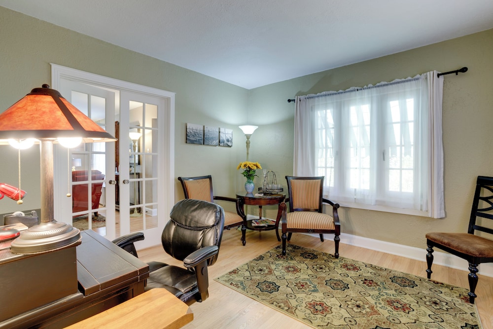 Yard & Grill: Centrally Located Denver Retreat!