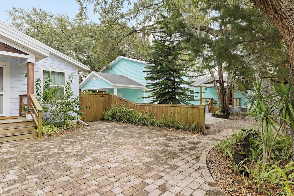 Sleeps 18! 2 Homes, Hot Tub, Game Room, Walk to the Beach Haven & Hidden Grove