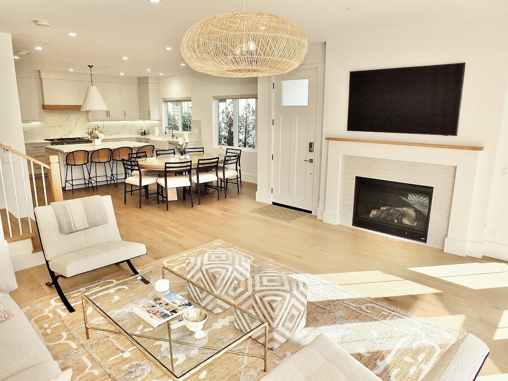 Beach Paradise Stunning 3-story in Long Beach!