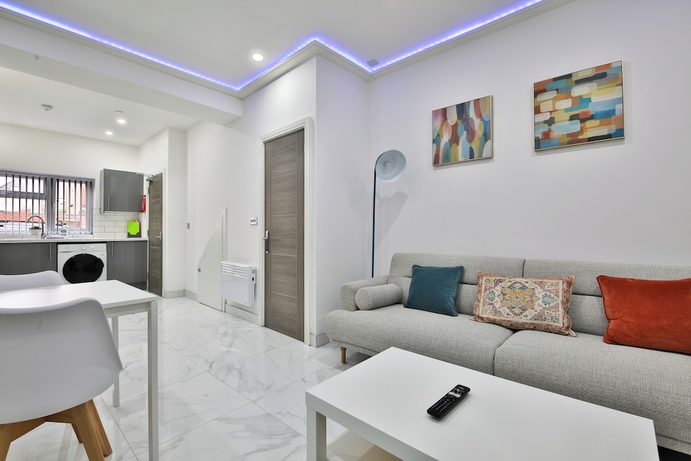 Modern 2 Bed House - Sleeps 4