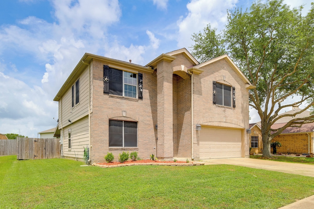 7 Mi to Downtown Baytown: Spacious Home w/ Yard