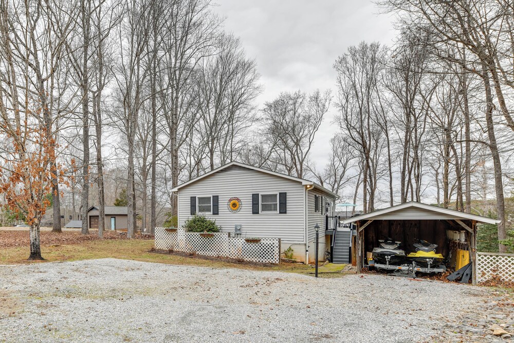 Lakefront Retreat w/ Dock, Patio & Grill in Bracey
