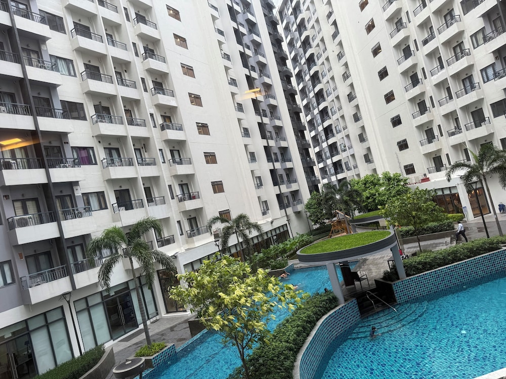 S&R Staycation Walk to SM Bicutan, With Karaoke,disney Plus, Netflix, Youtube