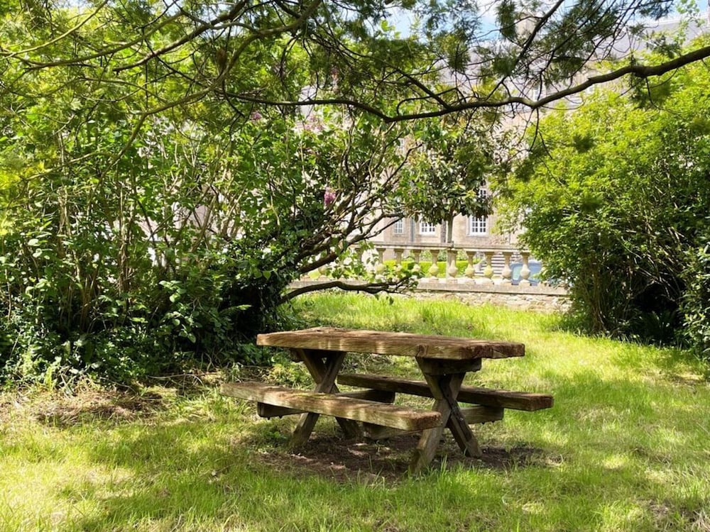 Spacious Apartment With Garden