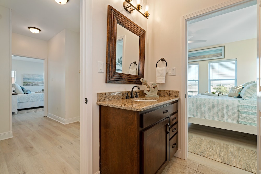 Dauphin Pearl - Boat And Pet Friendly! Fish, Swim, Enjoy Family Time On The Beach Or On The Water. 5 Bedroom Home by RedAwning view 5