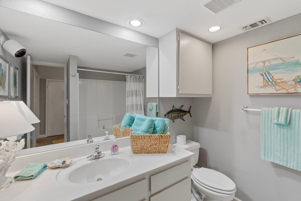 Lakeside Condo Retreat in Horseshoe Bay