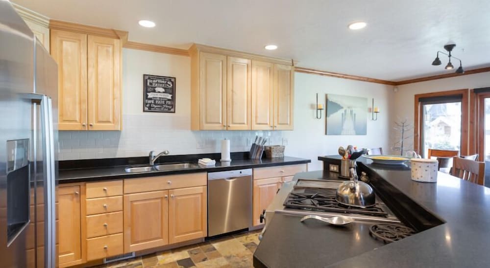 Deer Lake Village at Deer Valley Resort - Four Bedroom Condo with Hot Tub #2477 4 Condo