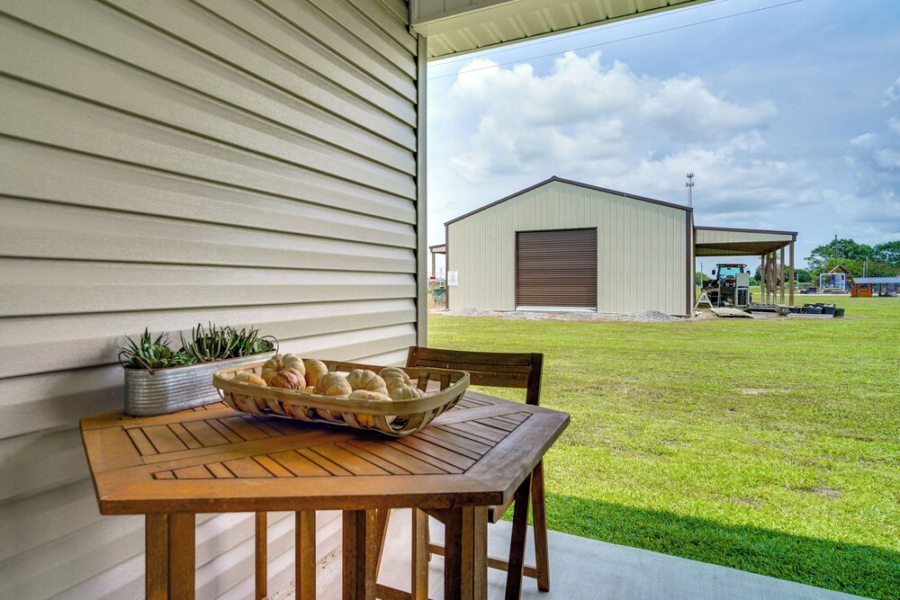 12 Mi to Avery Island: Spacious Family Home!