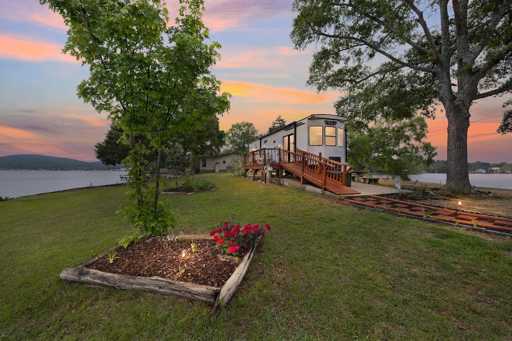 Oxford Vacations - Lakeside Retreat On Neely Henry Lake 1 Bedroom Villa by RedAwning - Property Image 1