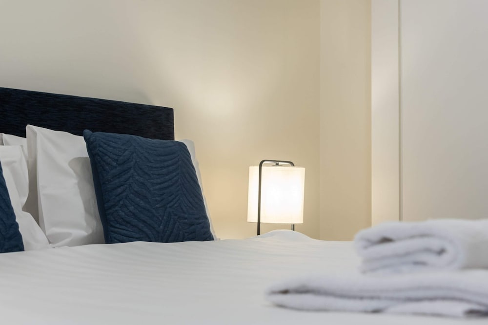Spacious CBD Apt in the Heart of Melbourne view 5