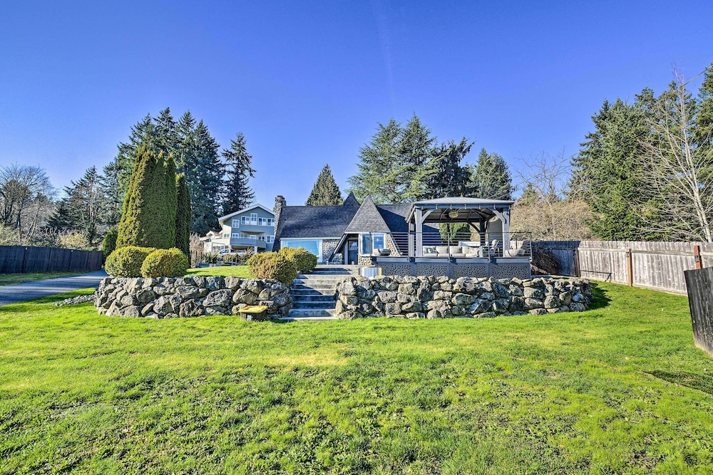 Puget Sound Cabin With Hot Tub and Water Views!