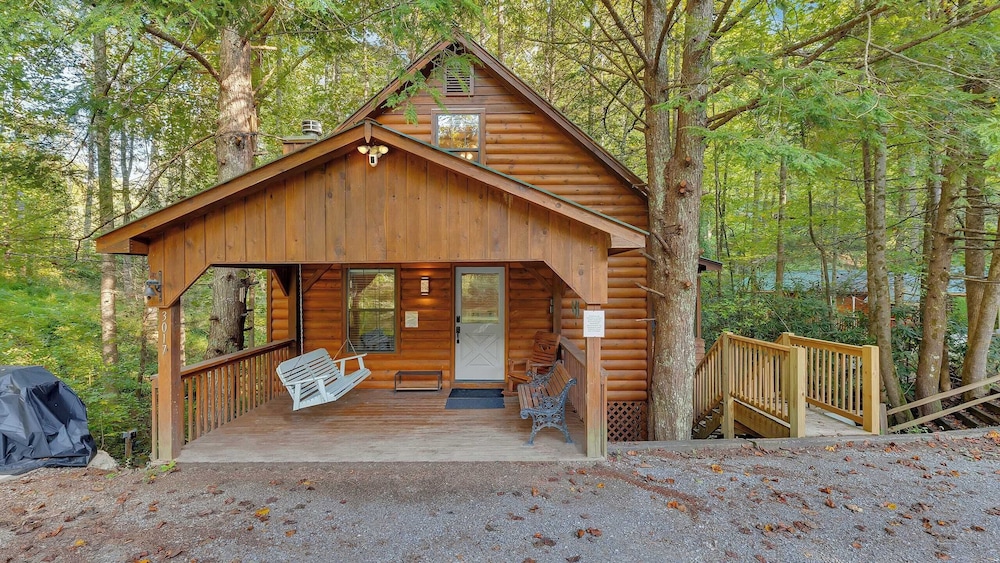 Lakeside Cabin w/ Hot Tub, Fireplace Near Dollywood & Trails Smoky Shores Retreat by Avantstay