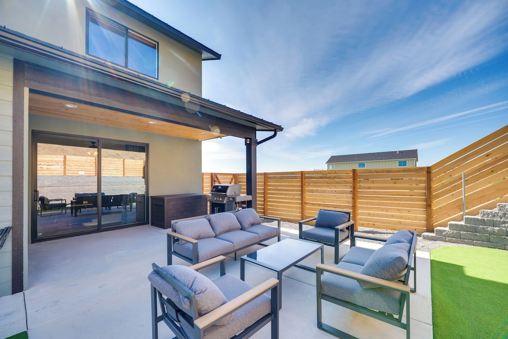 Hot Tub & Water Views: High-end Vantage Retreat