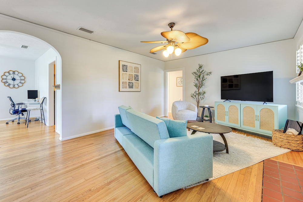 4 Mi to Dtwn Jacksonville: Chic Home w/ Porch!