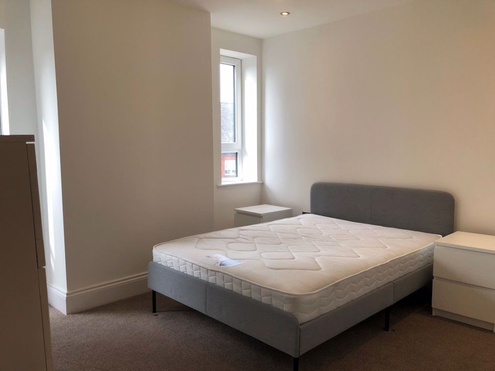 Hull Spacious Apartment 7 view 5