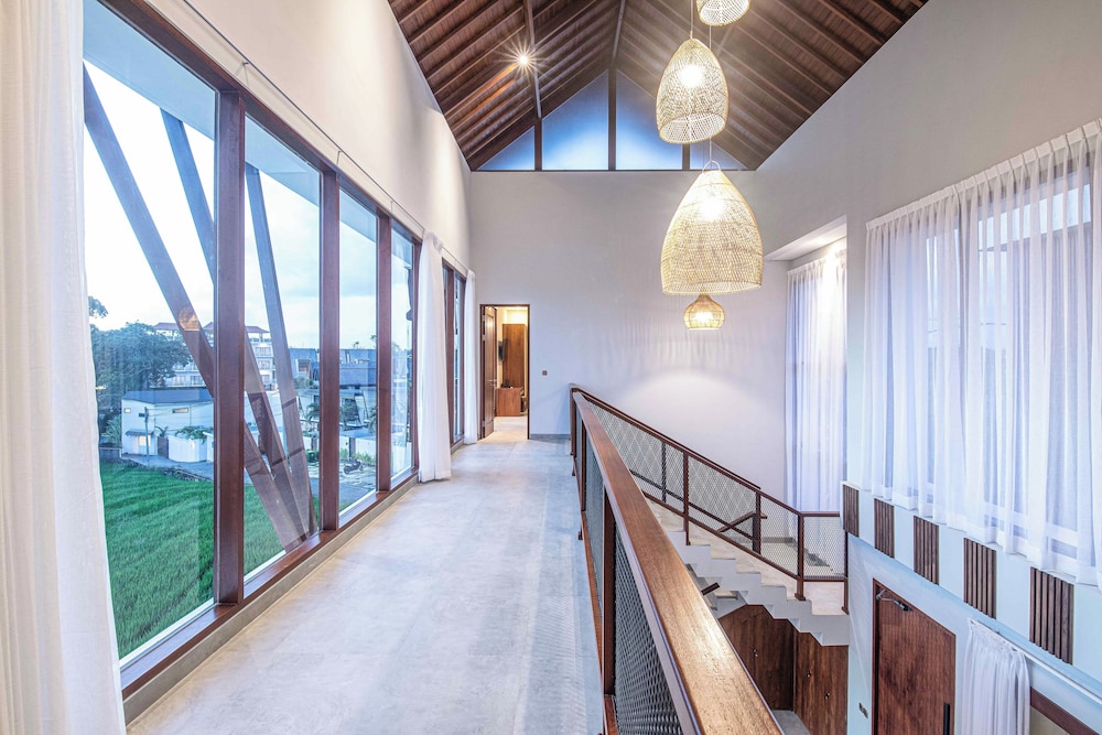 Luxury 5-bedroom Canggu Beach Villa With Scenic Ri
