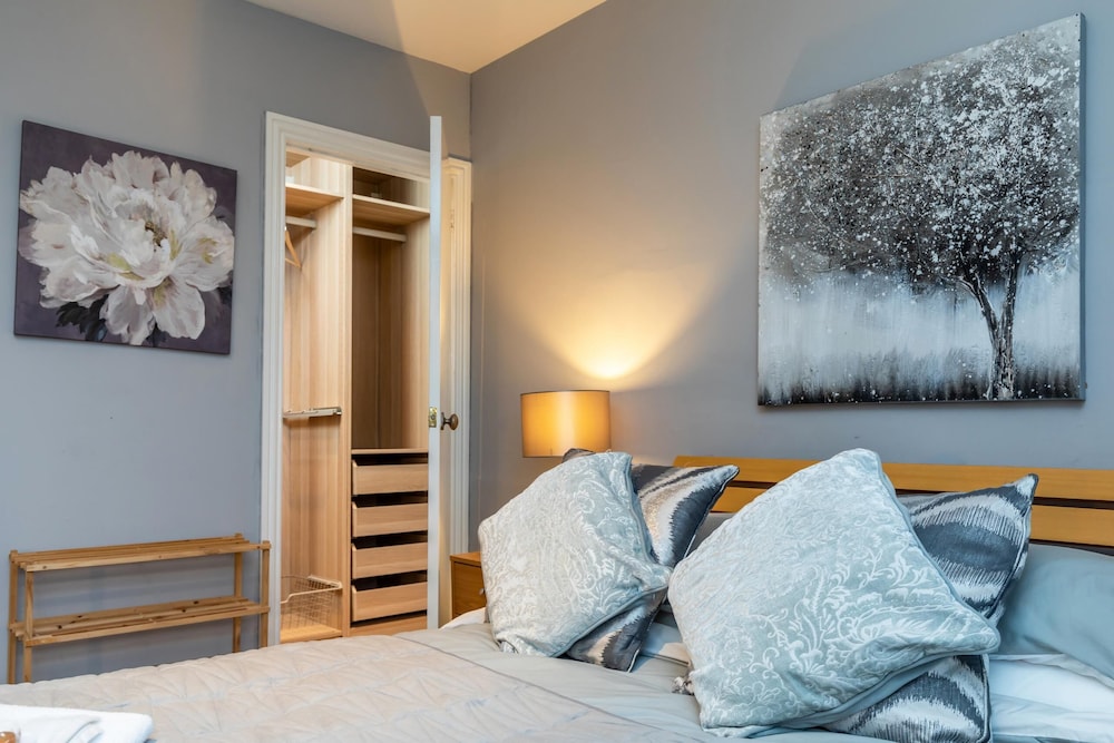 Modern Aberdeen City Apartment Free Parking view 5