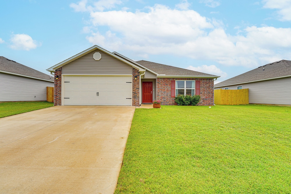 2 Mi to Dtwn: Siloam Springs Home w/ Fire Pit