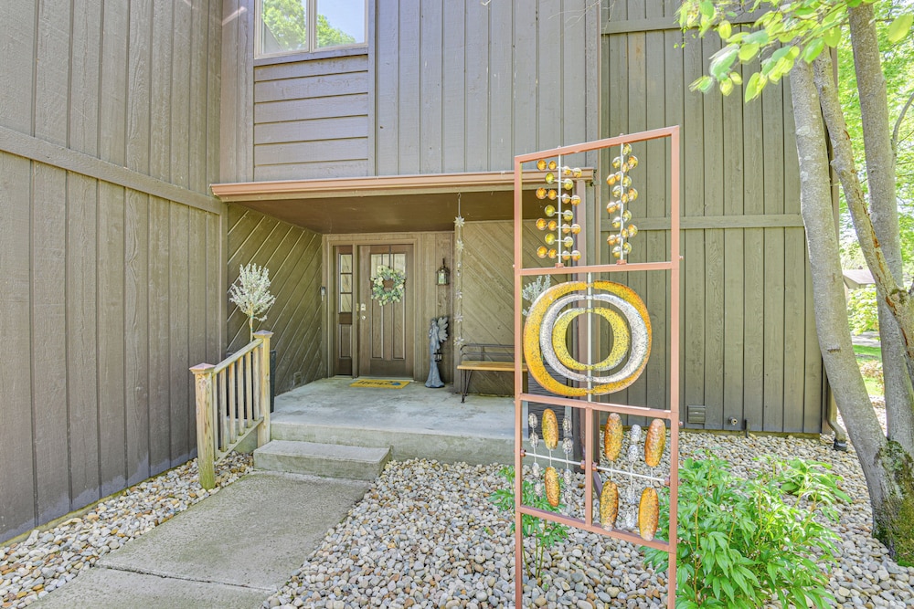 Cassopolis Vacation Home - Walk to Diamond Lake! view 5