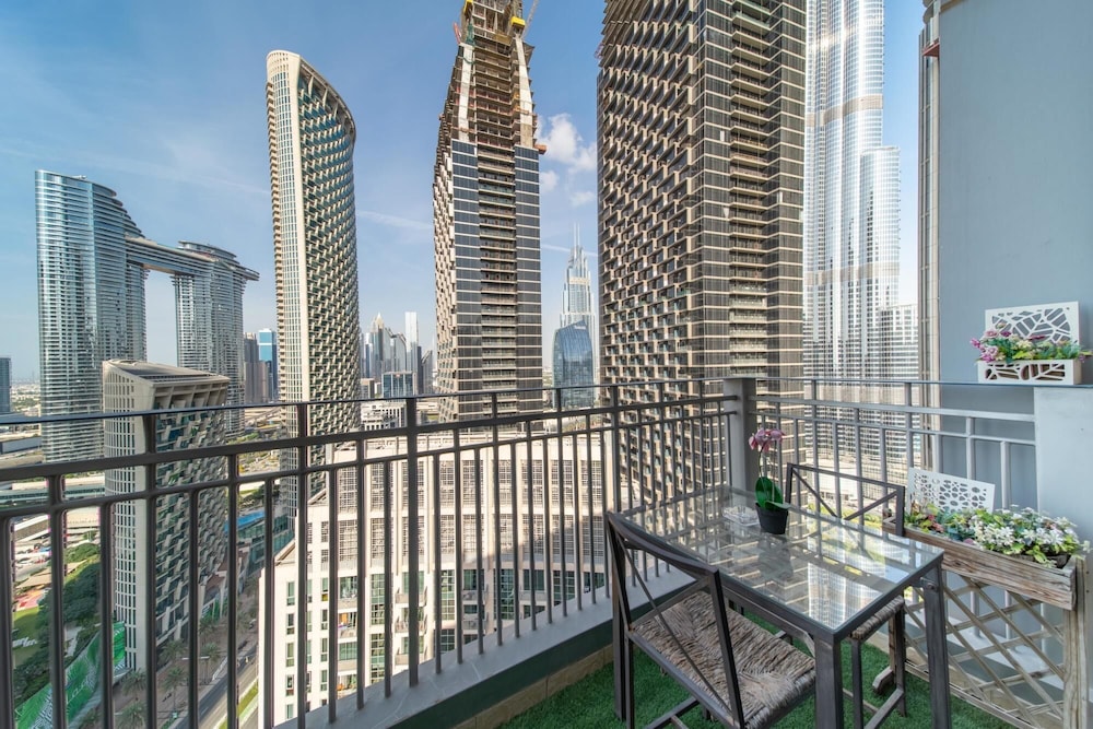 1BR Apt Top Floor Burj Sea Views Downtown