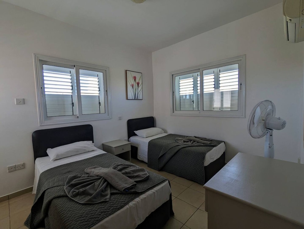 Minas Villa Pool Wifi and Close to Sirena bay