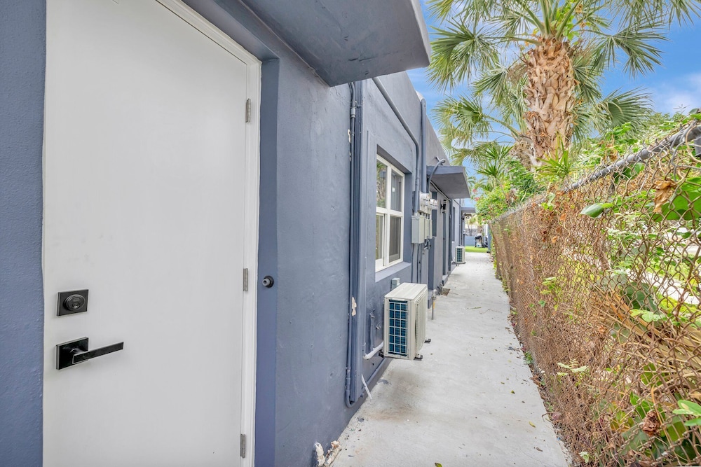 Sophisticated 2BR1BA Short Walk to Beach