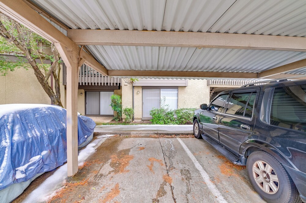 12 Mi to Downtown Dallas: Irving Condo w/ Balcony