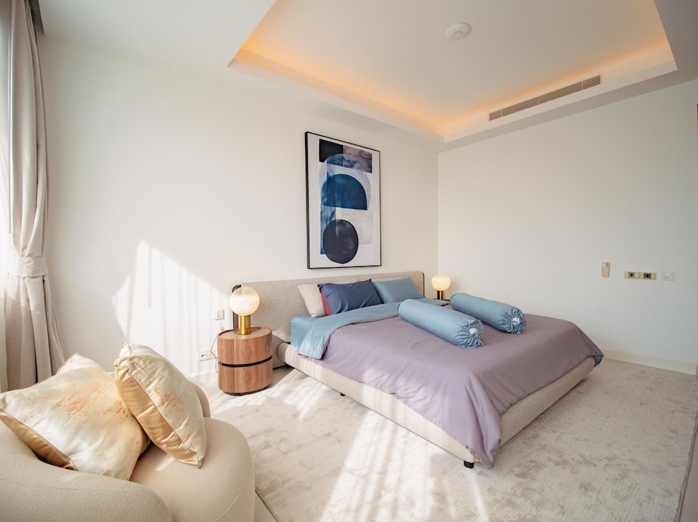 Luxurious 5bedroom White Estate Villa Private Lake