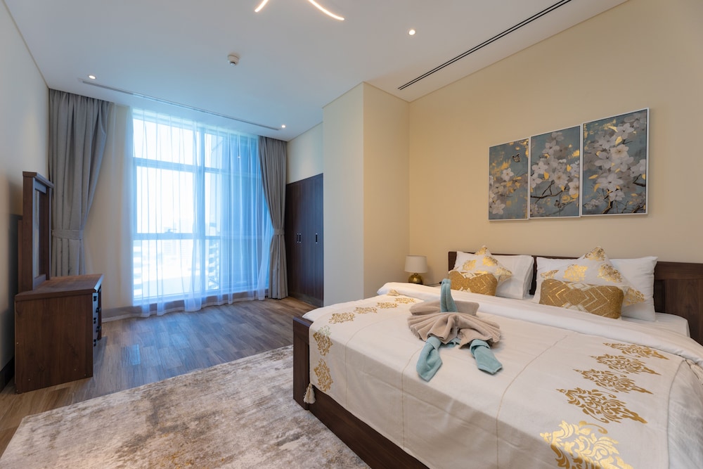 SIMPLY COMFORT Urban Chic Suites in J One Tower City & Canal Views