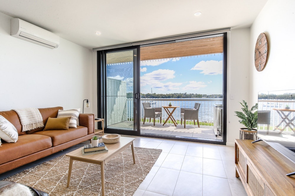 Elegant Bay Side 1-bed Apartment With Views
