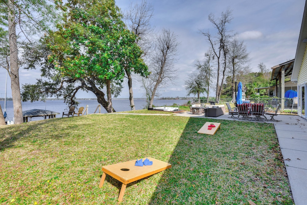 Hot Tub & Boat Dock: Getaway on Deer Point Lake!