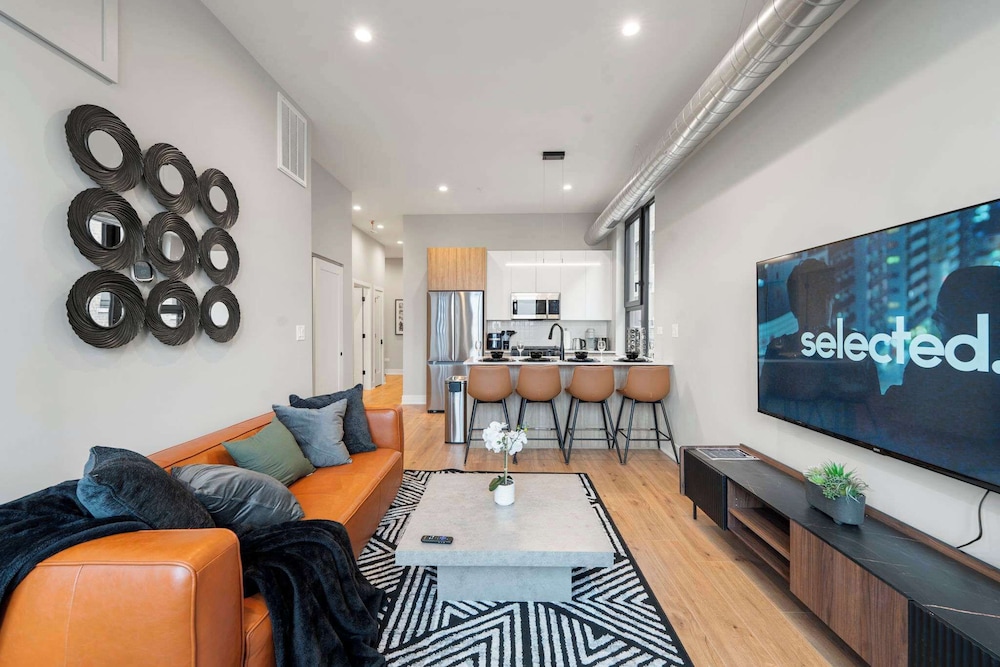 Edgewater Gem Stylish 2BR Apartment Near Lake