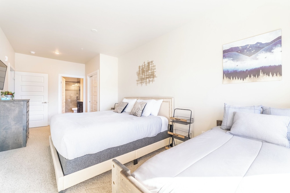 Sail Lofts #303