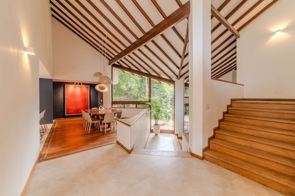 w Incredible 5BR House w Jacuzzi in El Poblado