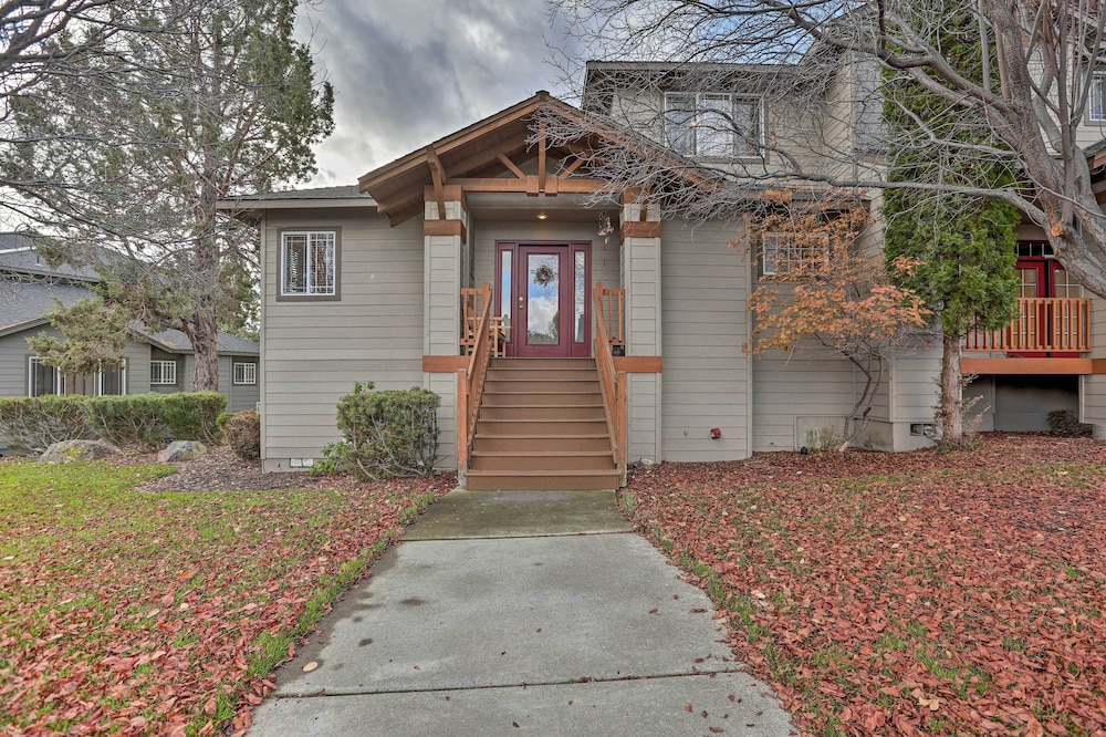 Idyllic Redmond Townhome w/ Furnished Deck! view 5