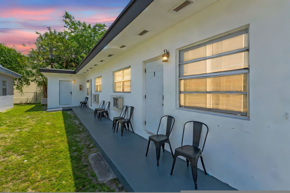 Triplex With 3 Bedrooms 6 Min Beach Free Parking