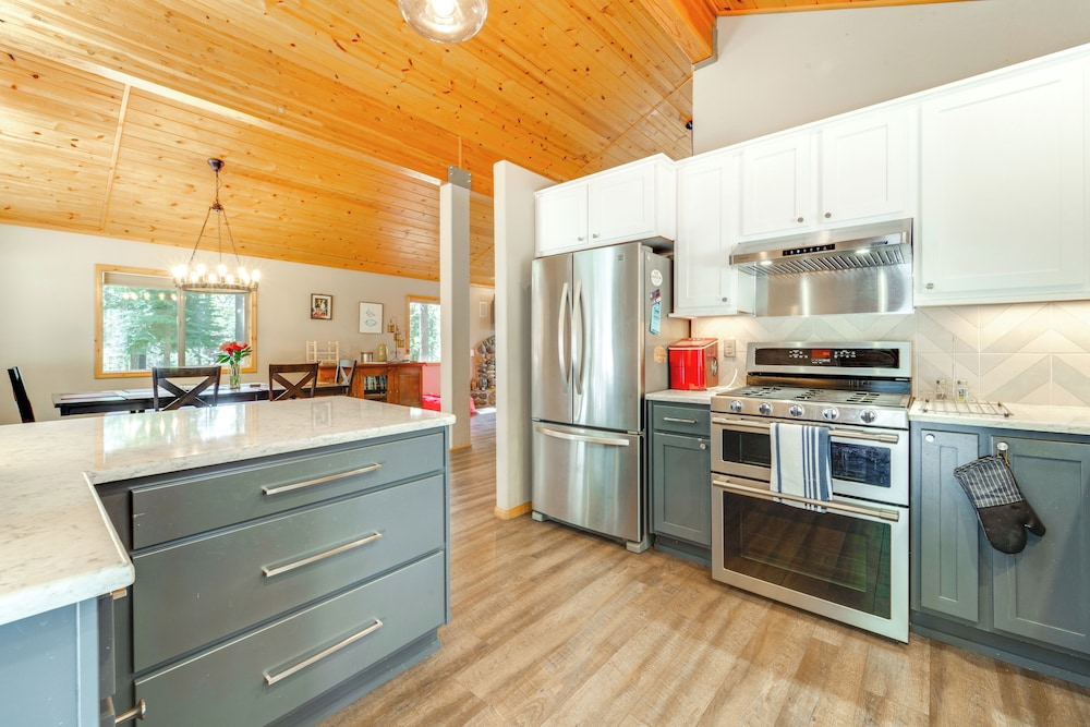 Near Ski Resorts & Trails: Truckee Home w/ Hot Tub